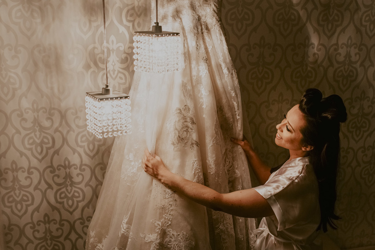 o vestido da noiva lindo, e ela se emociona feita pelo fotografo de casamento de sp daniel okuyama