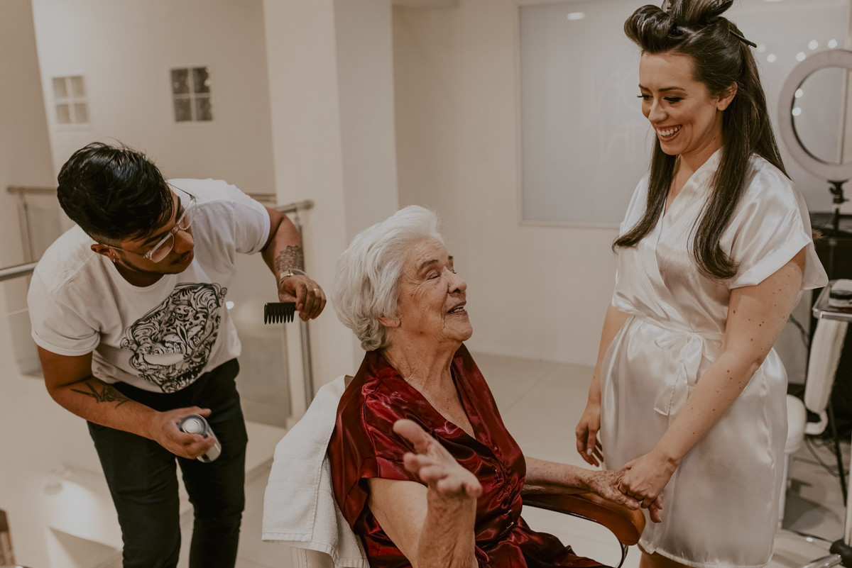 um carinho na sua avo durante a preparacao da noiva no making que foi realizado no salao jacques janine em sp