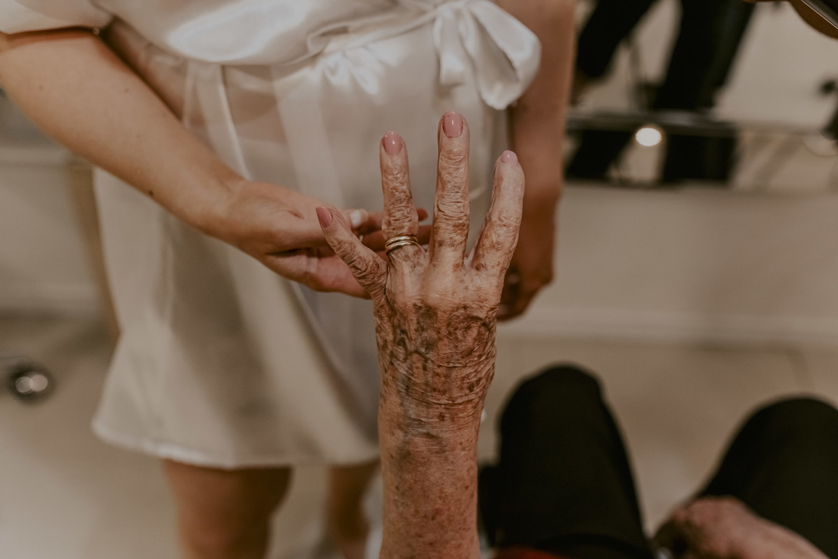 a mao da avó da noiva fotografia linda e emocionante pelo melhor fotografo de sp
