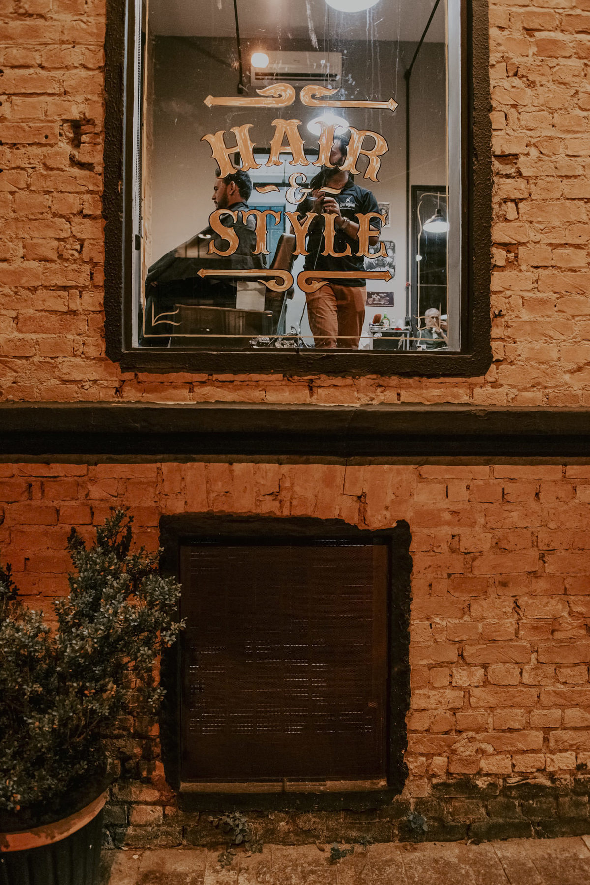 garagem perdizes e uma barbearia com estilo bem legal para fazer o dia do noivo que também merece uma atençãocom fotos espontaneas registradas pelo melhor fotografo de casamento de sp daniel okuyama