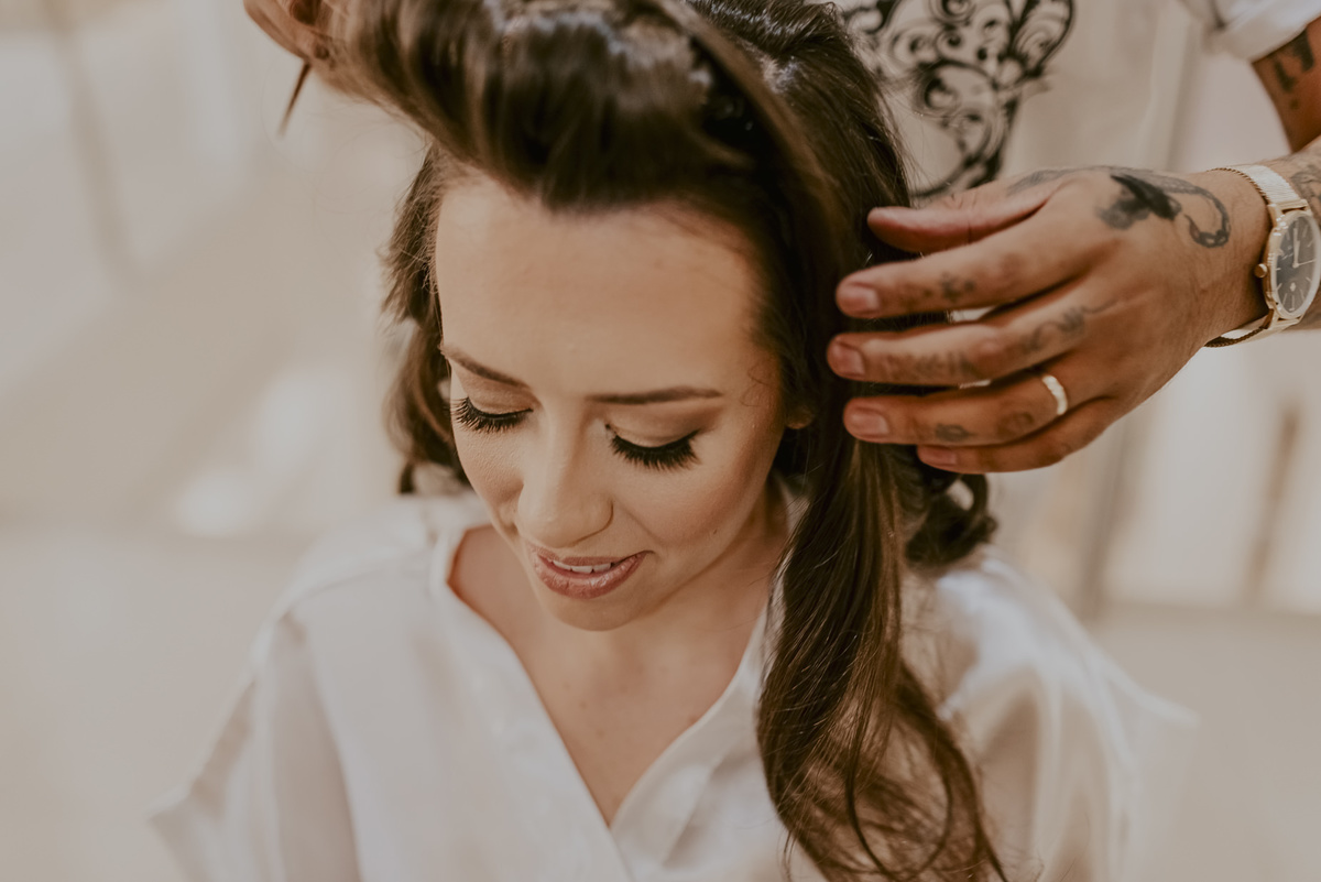 a noiva fazendo seu penteado dica de penteado para noiva no salao de beleza jacques janine perdizes