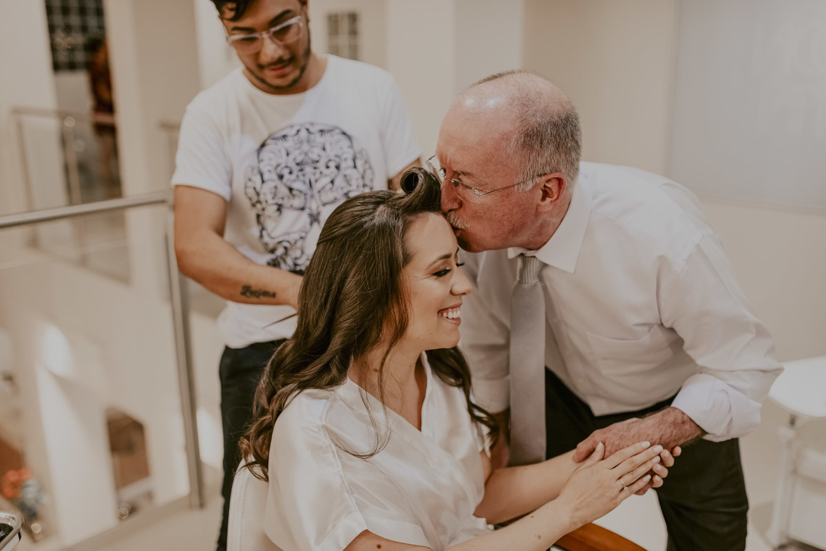 o carinho registrado do pai com a noiva no dia do seu casamento pelas lentes do melhor fotografo de casamento 