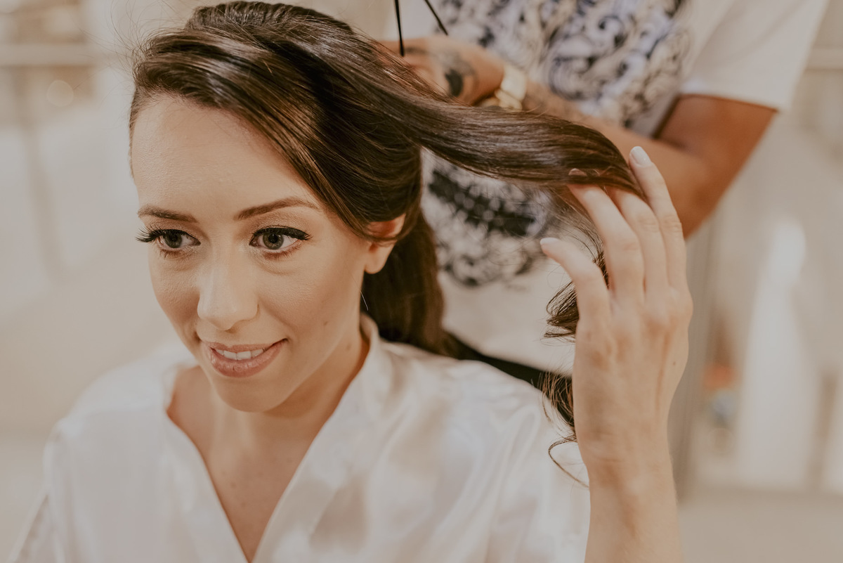 a noiva arrumando o cabelo um dica de penteado para noivas do salao jacques janine 