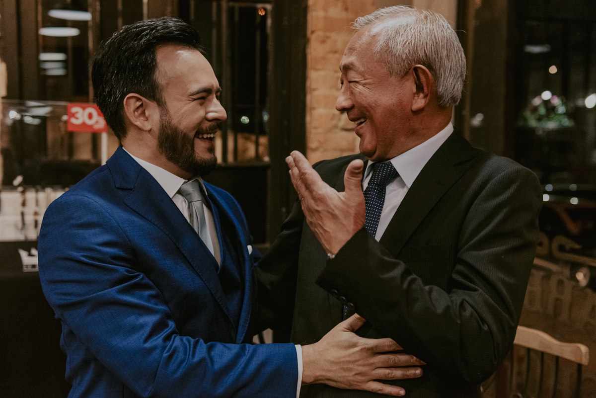 o noivo com seu pai no making of do casamento