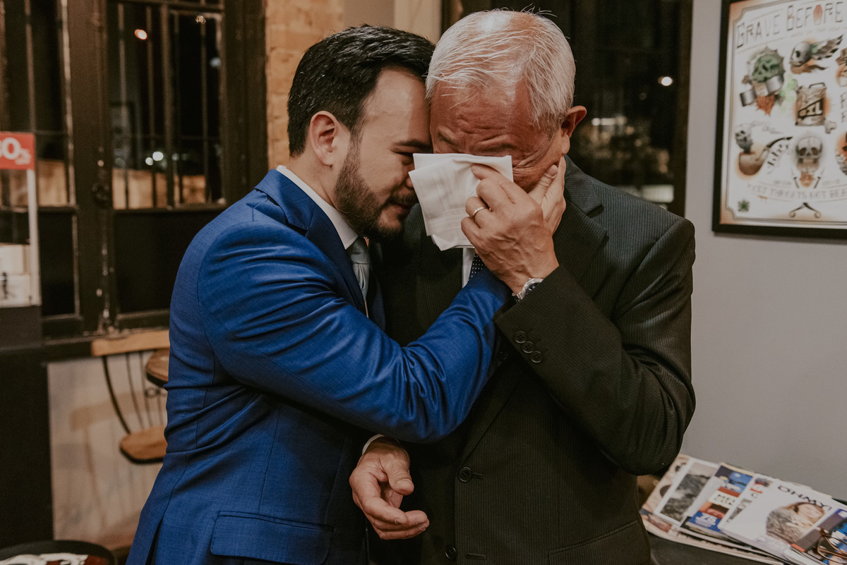 a emocao tomou conta e o pai do noivo ganhou um abraço carinhoso, momentos unicos e espontaneos durante o casamento. fotografia pelo melhor fotografo de sp daniel okuyama