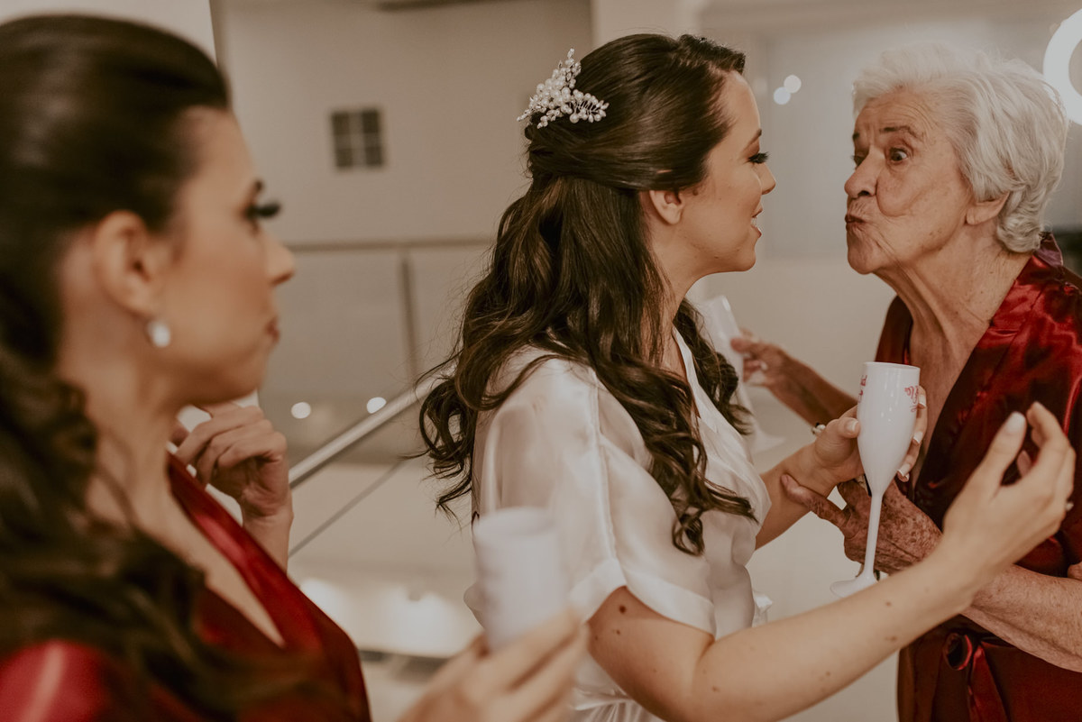 a avo da noiva dando beijo com muito carinho no dia da noiva esteja com pessoas que te fazem bem fotografia espontânea do daniel okuyama