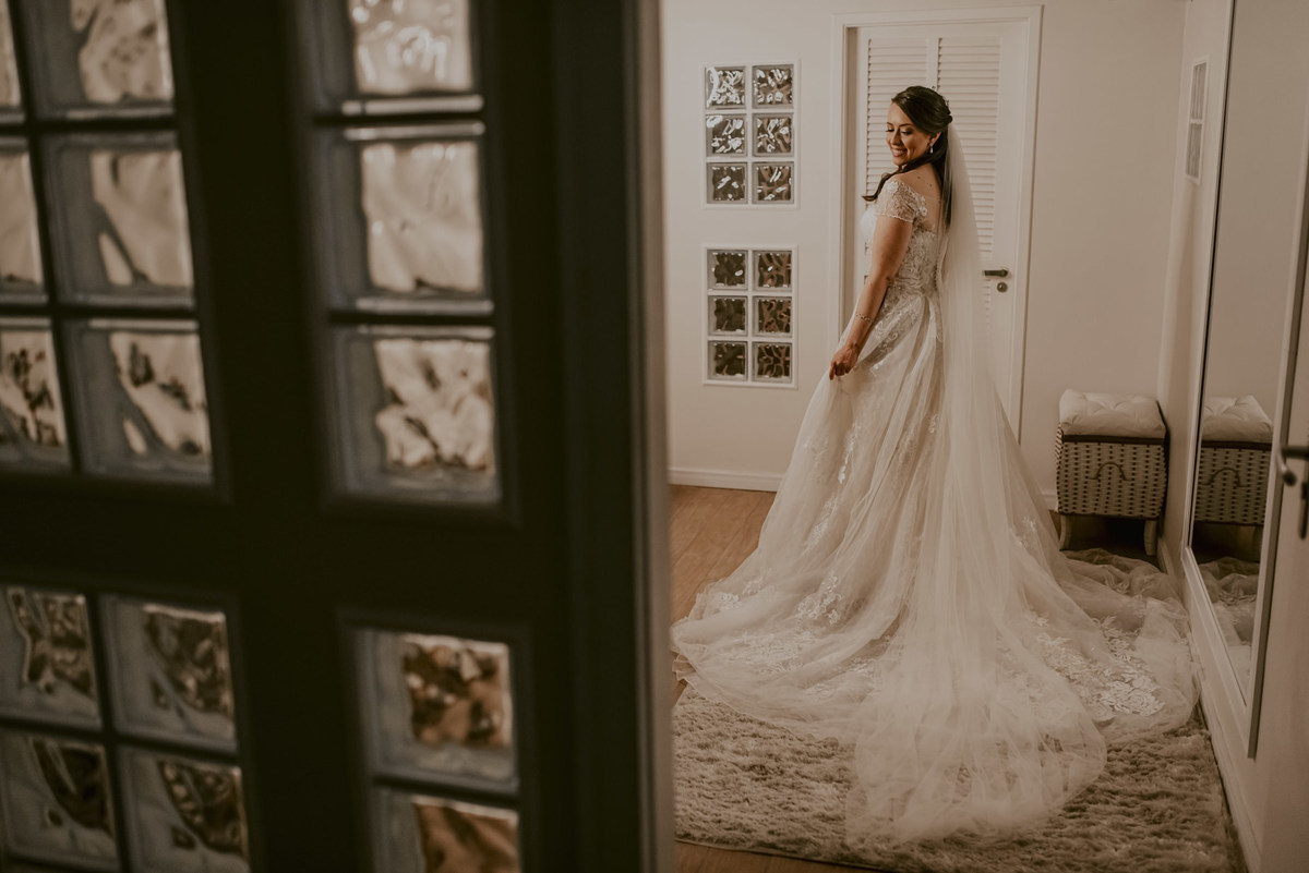 retratos da noiva com seu vestido de estilista famoso, a leveza e a personalidade da noiva em um casamento a ser realizado na igreja