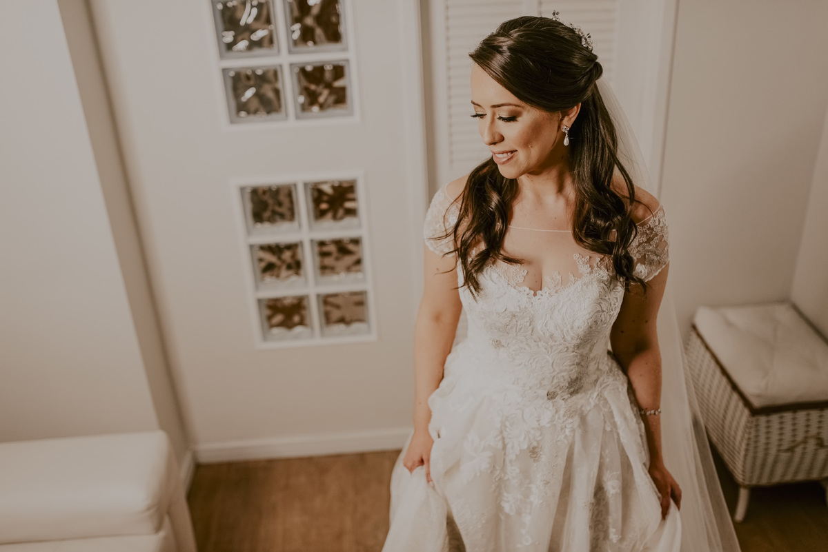 momentos que antecedem o casamento a noiva fica ansiosa e isso retrata as emoções desse dia especial que é o dia do casamento planejado com amor