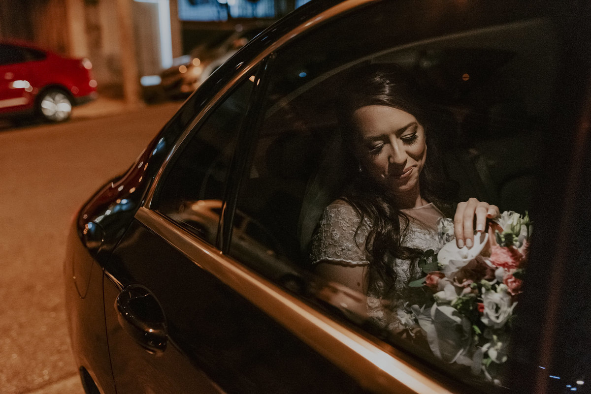 a noiva chegando na igreja com seu buque maravilhoso com flores da estação, muita inspiração para novas noivas que irão se casar.