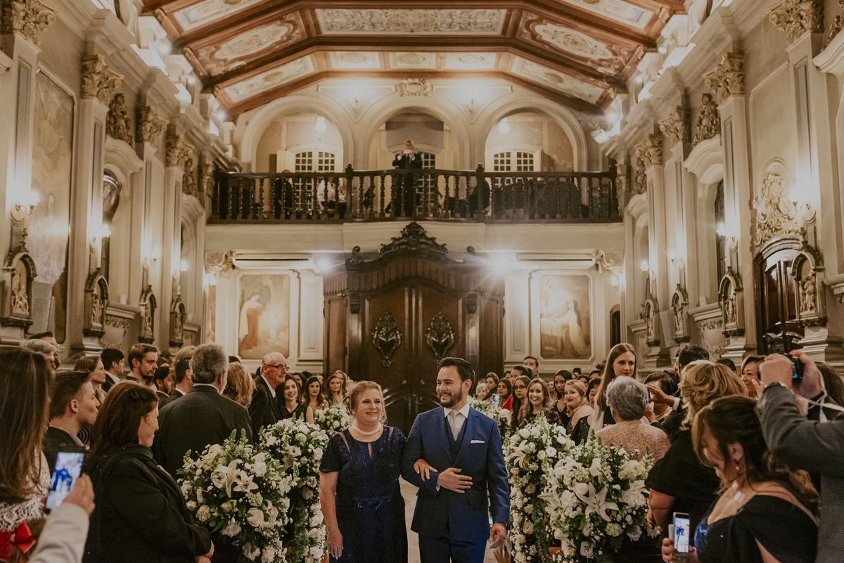 a entrada e chegada do noivo na igreja capela da puc sao paulo localizada em perdizes são paulo capital, uma igreja muito bonita e os registro fotográficos pelo melhor fotografo de so daniel okuyama