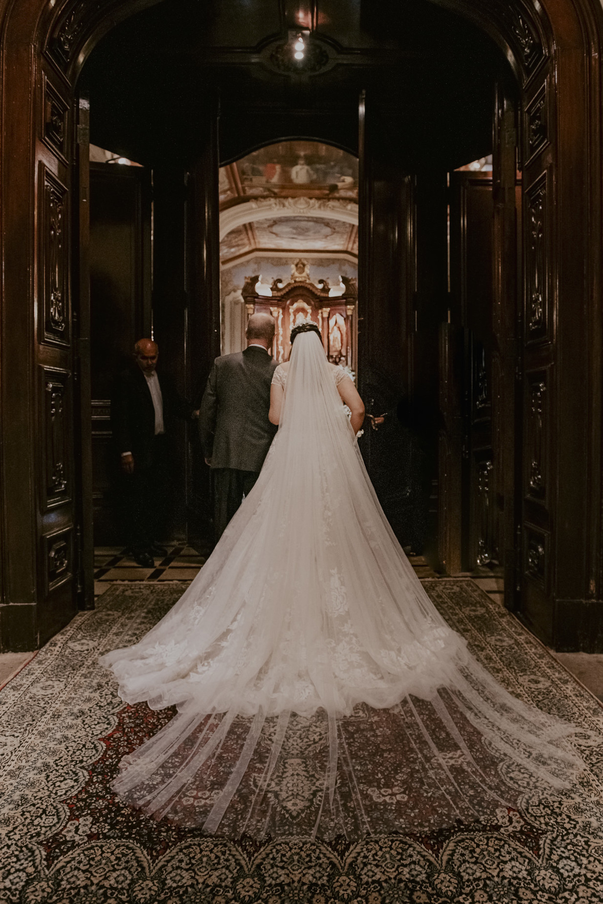 a noiva com seu pai a espera da abertura das portas da igreja, uma foto clássica que mistura emoções como ansiedade e felicidade ao mesmo tempo