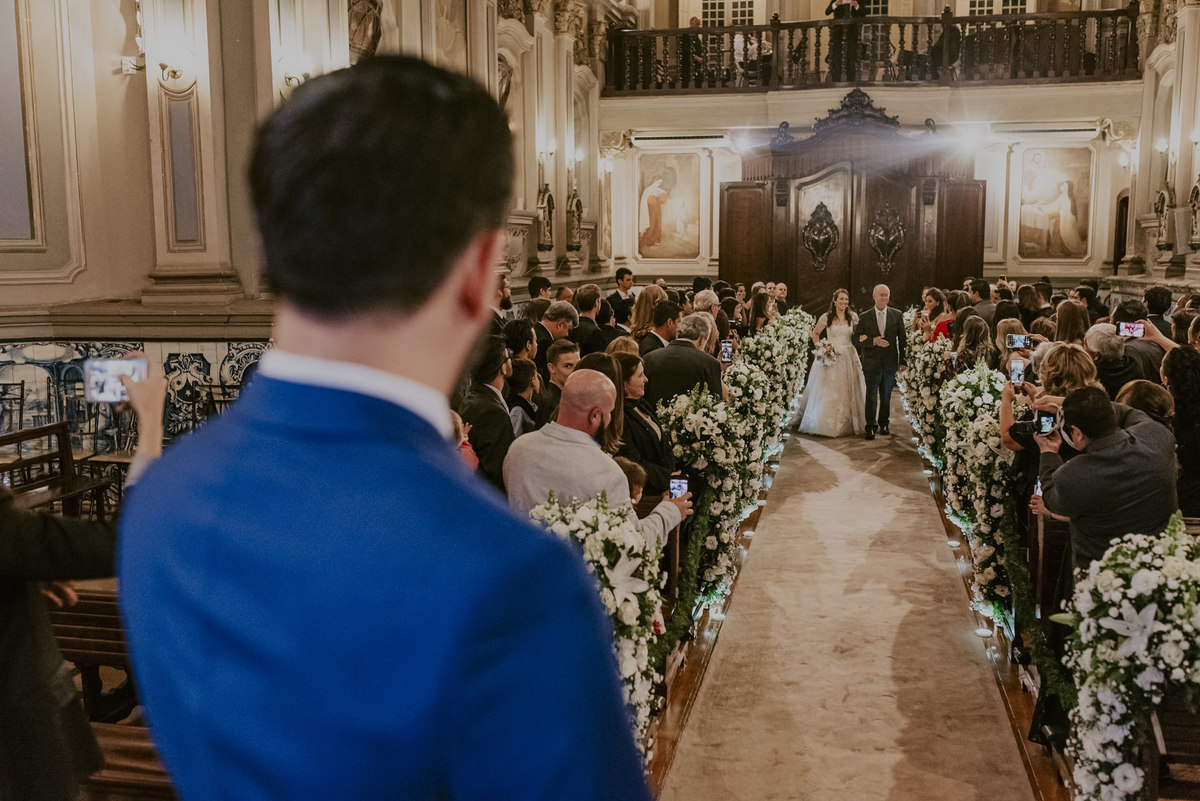enfim a porta se abre e o momento ais esperado nao so pelo noivo mas como para todos os convidados que é a entrada da noiva durante a cerimonia de casamento realizada na capela da puc sp igreja imaculada coração de maria