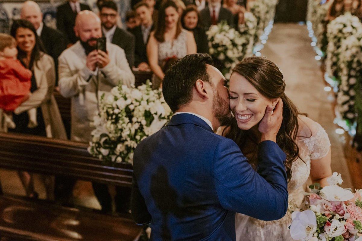 um beijo no rosto da noiva com muito carinho dado pelo noivo, fotografia linda e espontanea de casamento