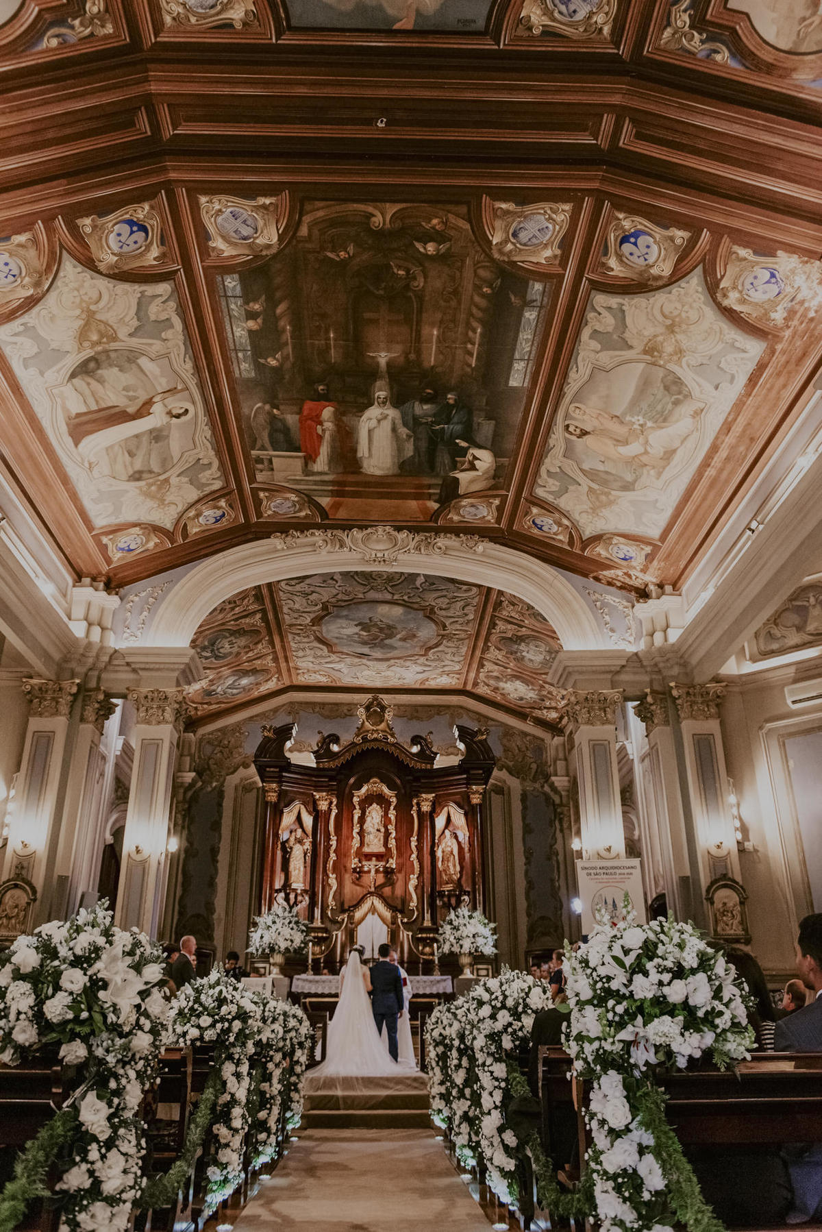 a linda pintura e azulejos antigos da igreja capela da puc sp, uma igreja maravilhosa para casamentos e as fotos sao do daniel okuyama