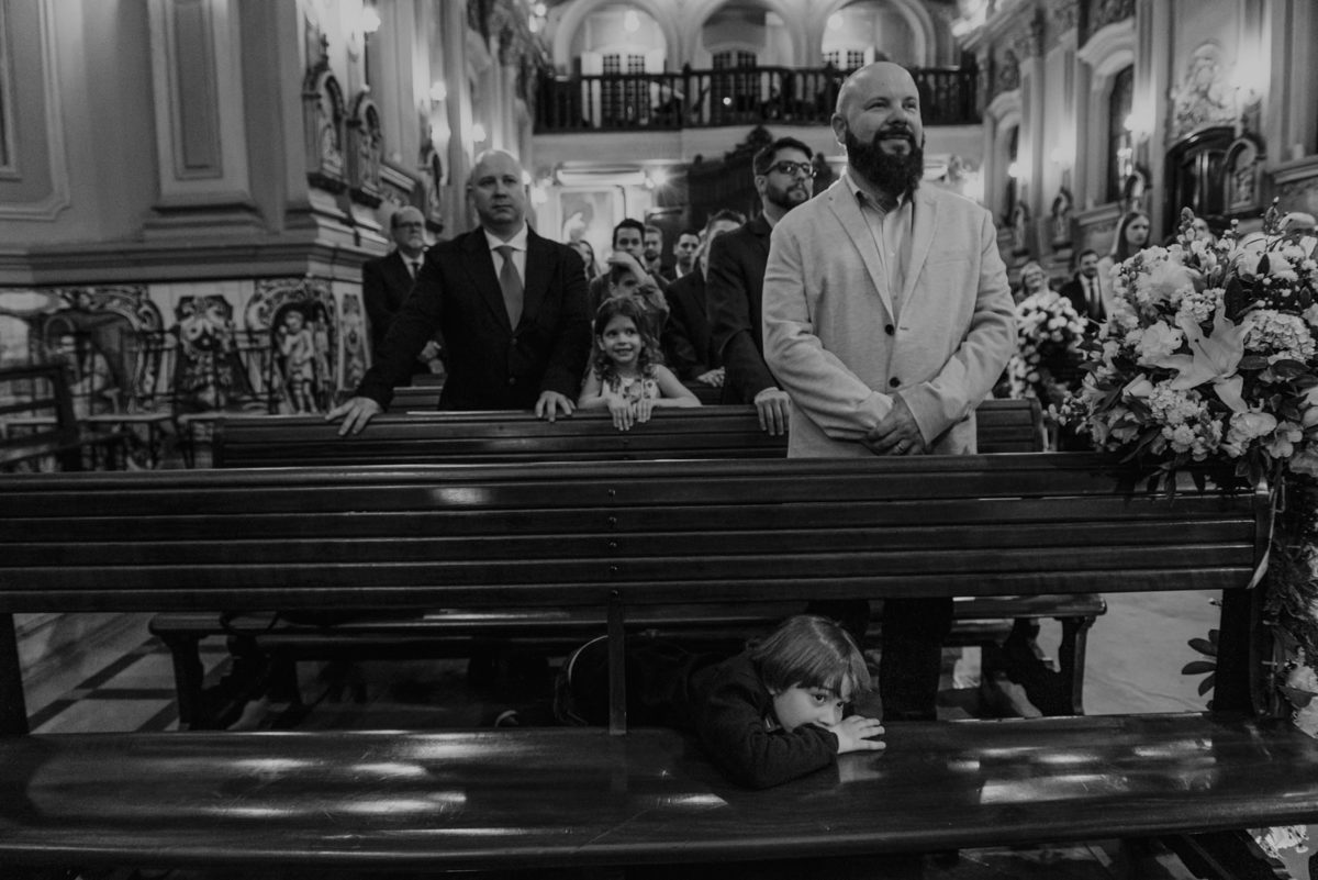 aqui nessa foto mostra os convidados do casamento com olhar de carinho e gratidão na cerimonia 