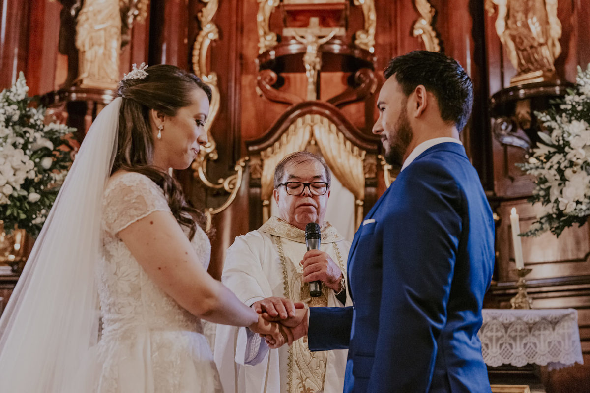 capela da puc sp a benção do padre com a realização do matrimonio e da cerimonia e casamento que foi realizada em São Paulo capital fotografo daniel okuyama fotografia