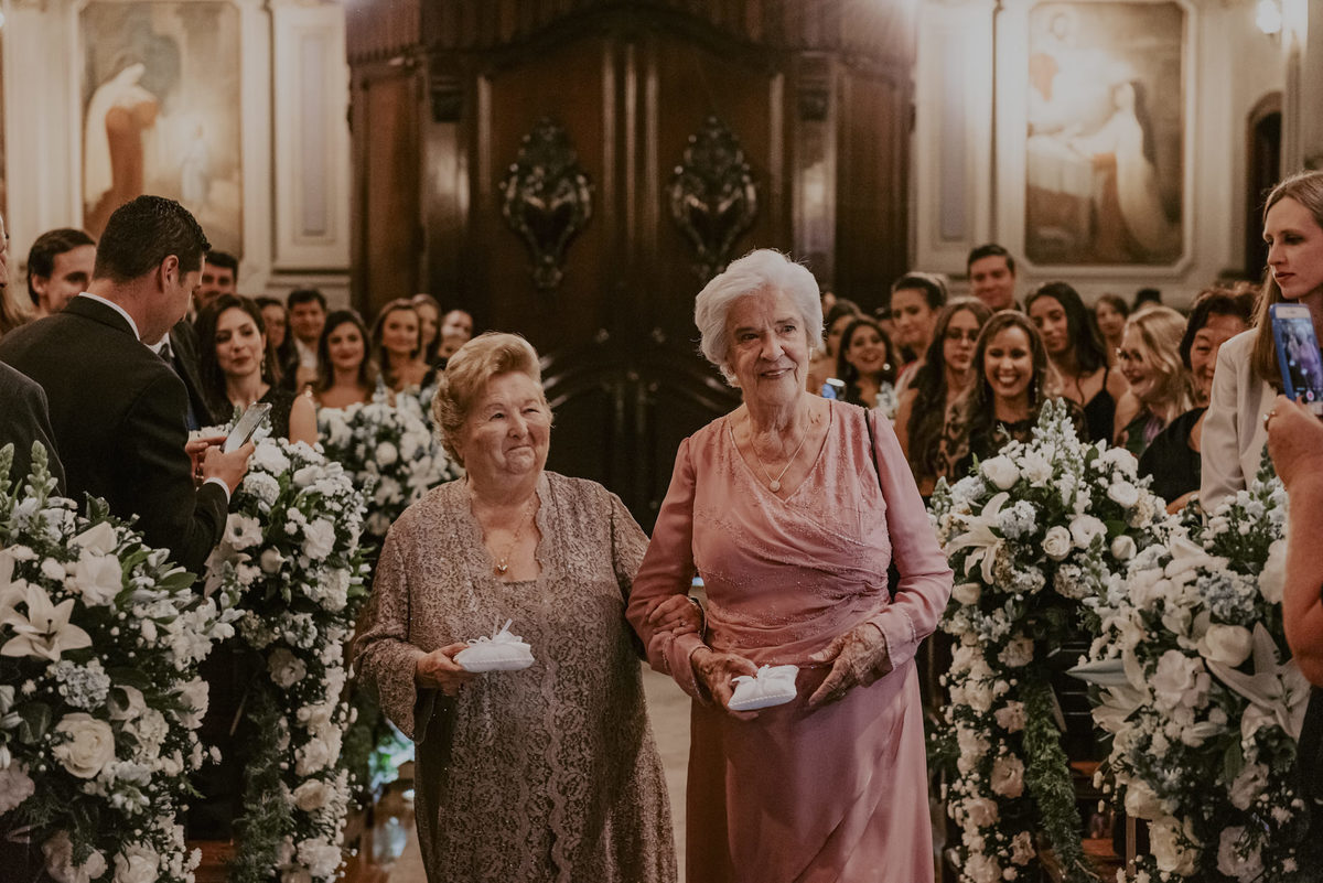 a alianca pode ser levada por damas de honra mas tambem fica muito bonita que as alianças entrem com as avós, é uma forma linda de homenagea-las fotografia da entrada das alinacas pelo melhor fotografo de sp daniel okuyama 