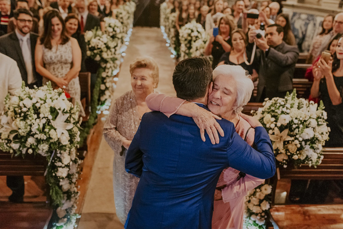 a hora do abraço das avós ao chegar com as alianças dos noivos em cerimonia realizada na capela da puc 