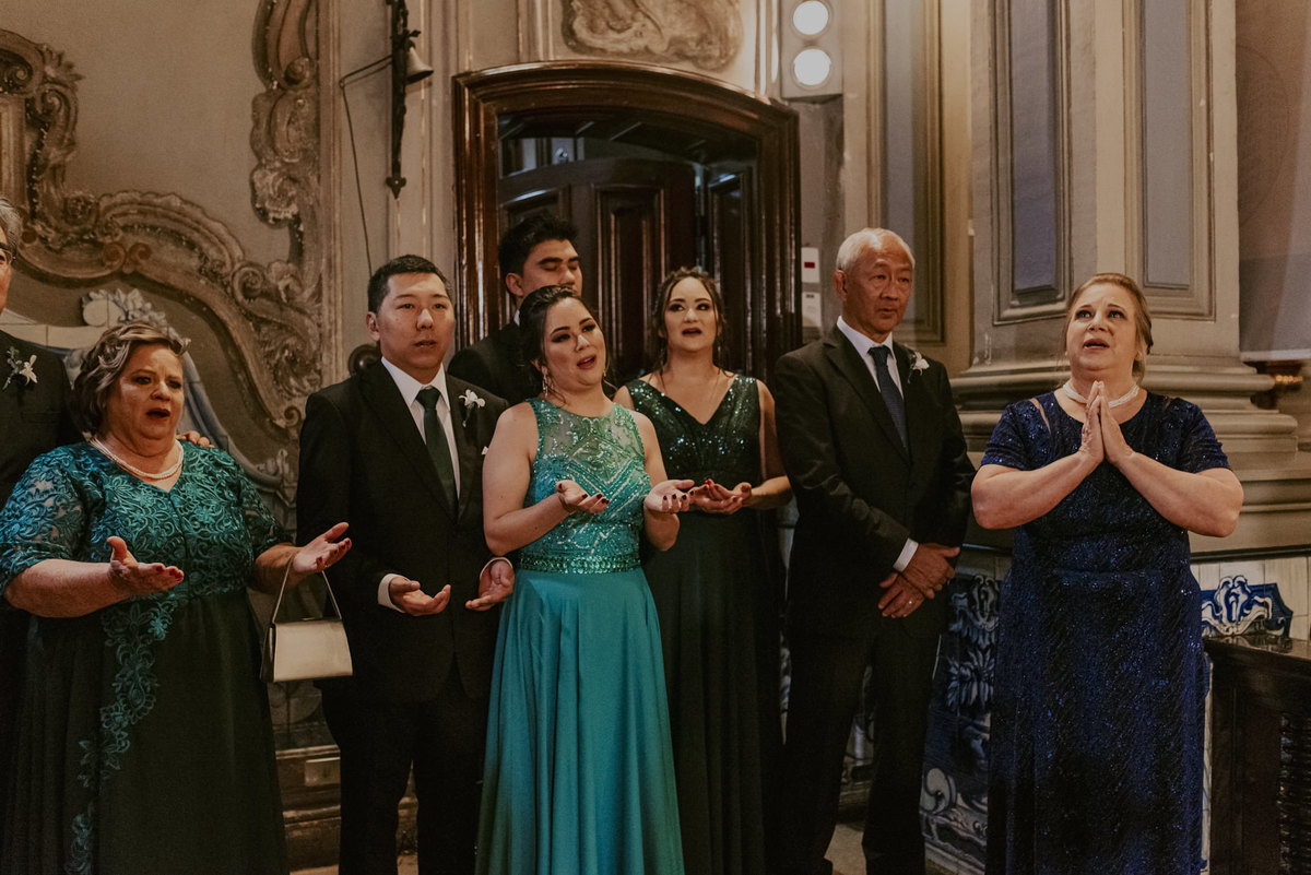 os convidados e parentes dos noivos se emocionam na cerimonia de casamento na capela da puc