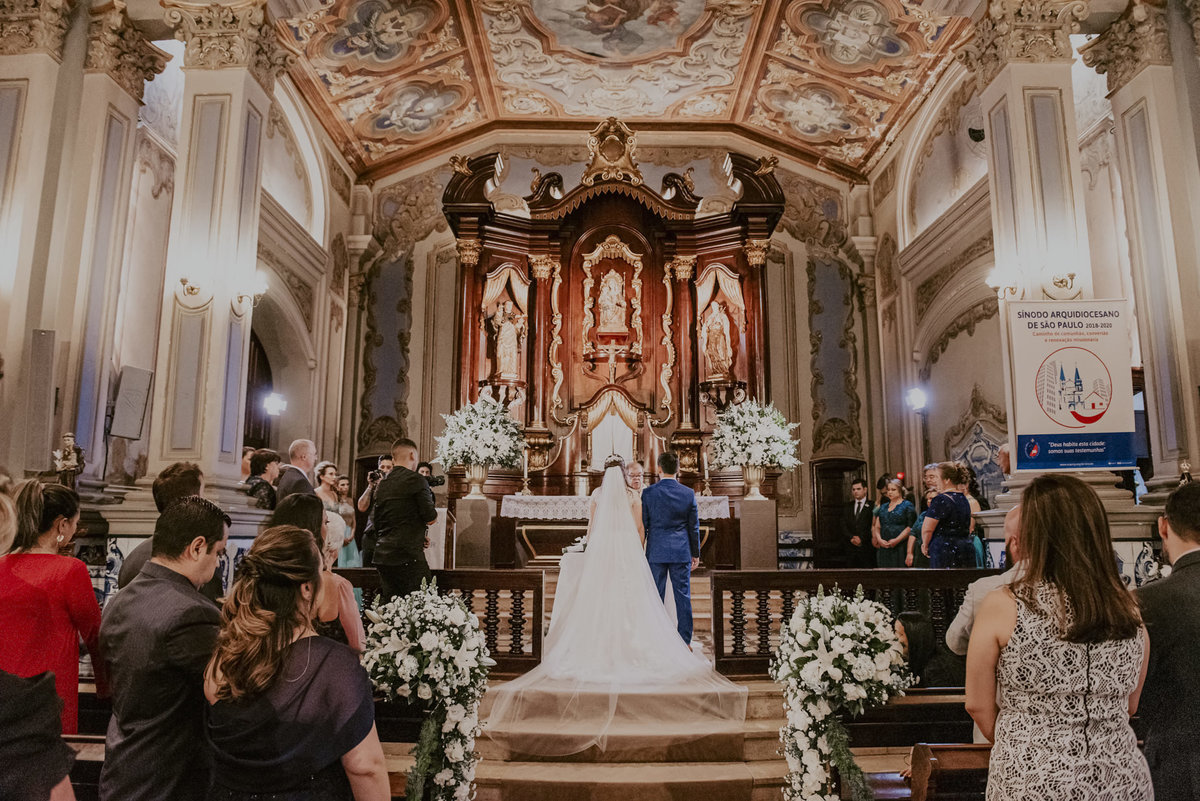 que linda fotografia de casamento feita pelo melhor fotografo de casamento durante a realização da cerimonia e casamento na linda igreja imaculada coração de maria capela da puc