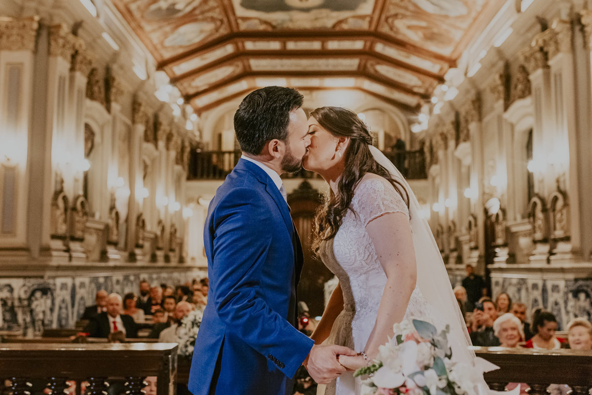 quando o padre diz, pode beijar a noiva, essa é a frase mais esperada da cerimonia de casamento na igreja capela da puc foto linda e espontânea de casamento pelo fotografo mais premiado do Brasil Daniel Okuyama