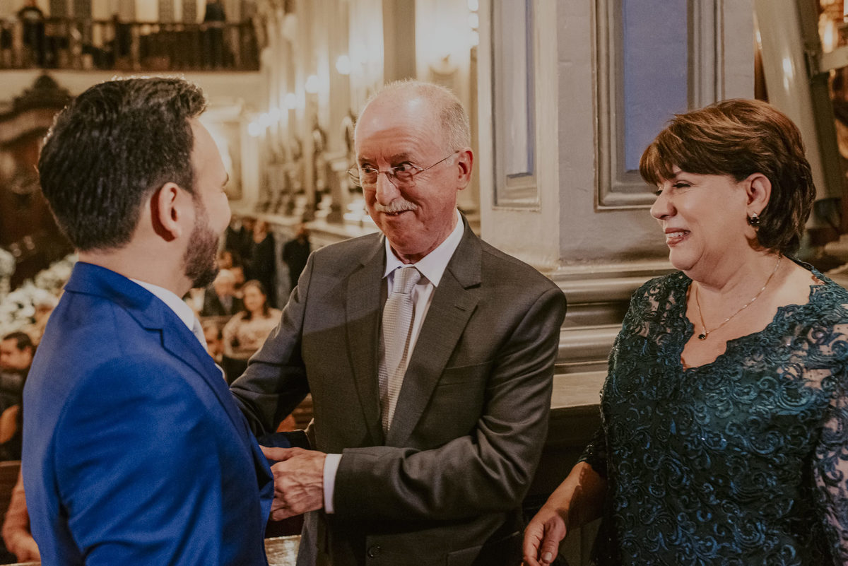 os pais da noiva cumprimentam o noivo e atual marido de sua filha com muito carinho no encerramento da cerimonia e casamento com fotografia espontanea feita pelo melhor fotografo de casamento top 10 daniel okuyama