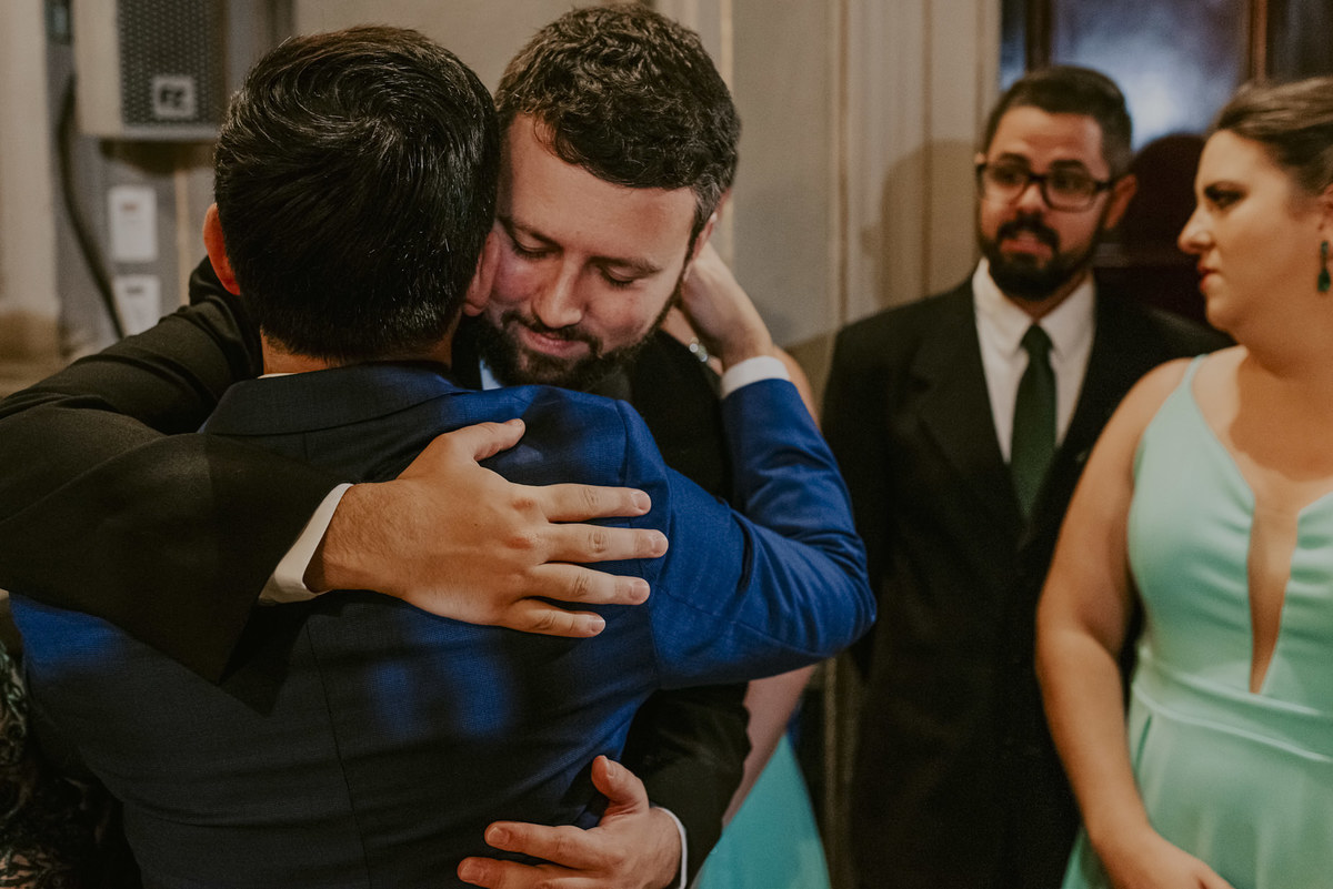 os cumprimentos sao sempre cheios de muito carinho e emoção, as fotos sao registradas pelo melhor fotografo de casamento do Brasil