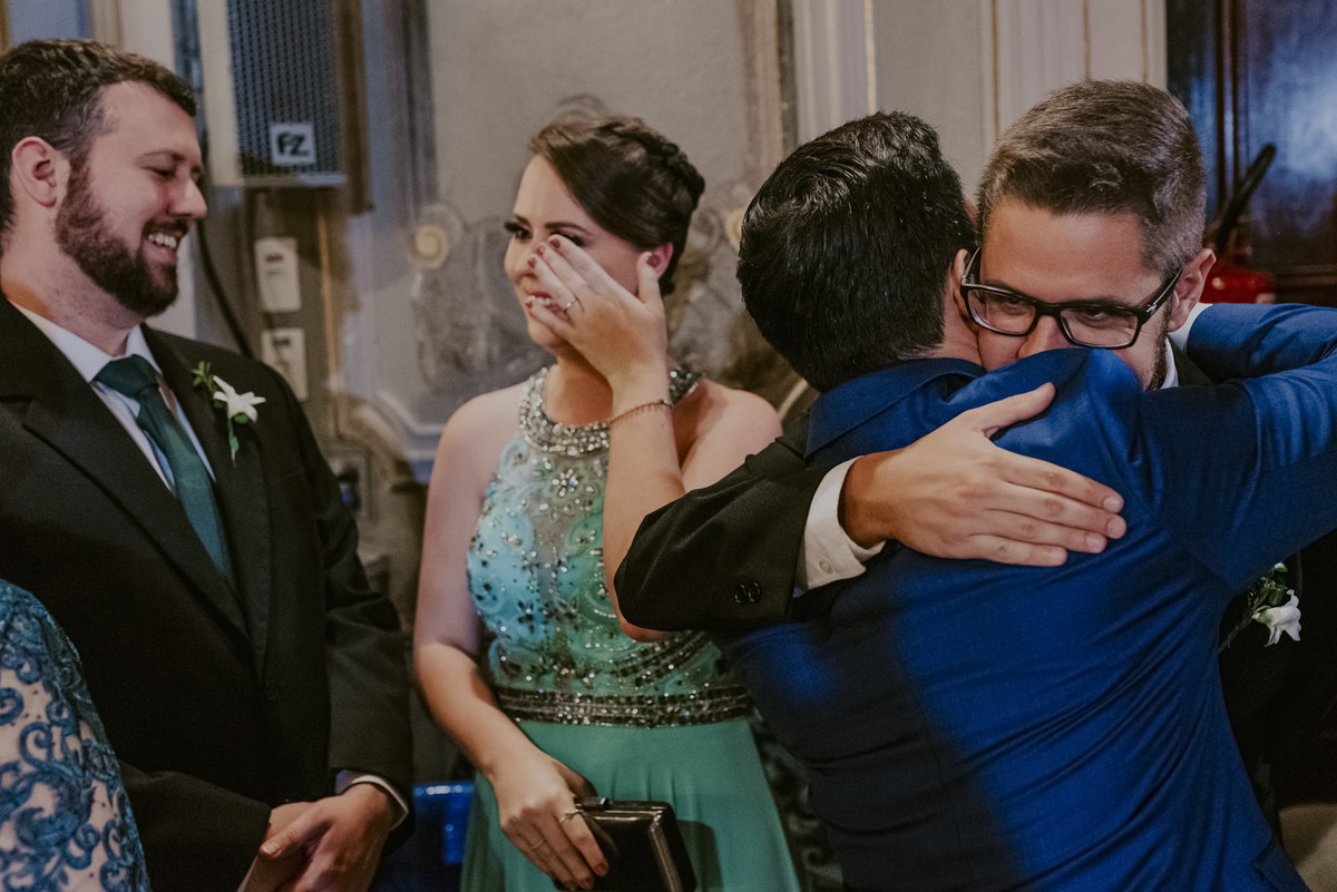 abraços e lágrimas de emoção é o que revela a cerimonia de casamento, os convidados não conseguem conter
