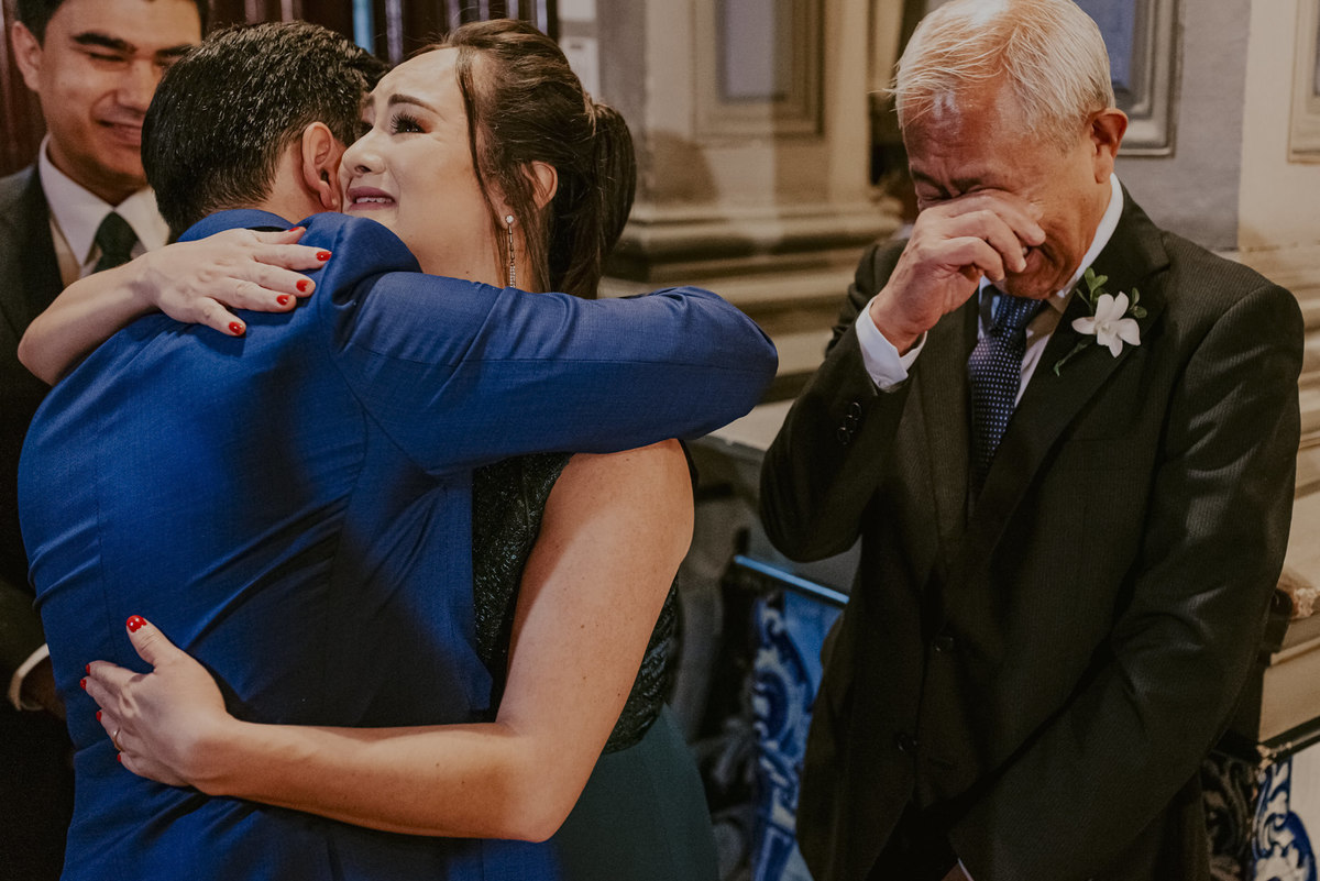 o pai do noivo se emociona muito ao final da cerimonia d casamento e seu filho so irá ver depois pela foto pois estava abraçando a sua tia. A foto foi feita pelo melhor fotografo de casamento do Brasil top 10 Daniel Okuyama