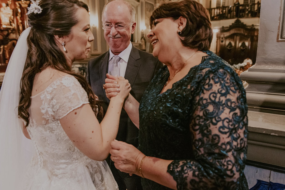 a foto retrata o carinho da noiva com sua mão no casamento mais lindo e que foi realizado na capela da puc sp