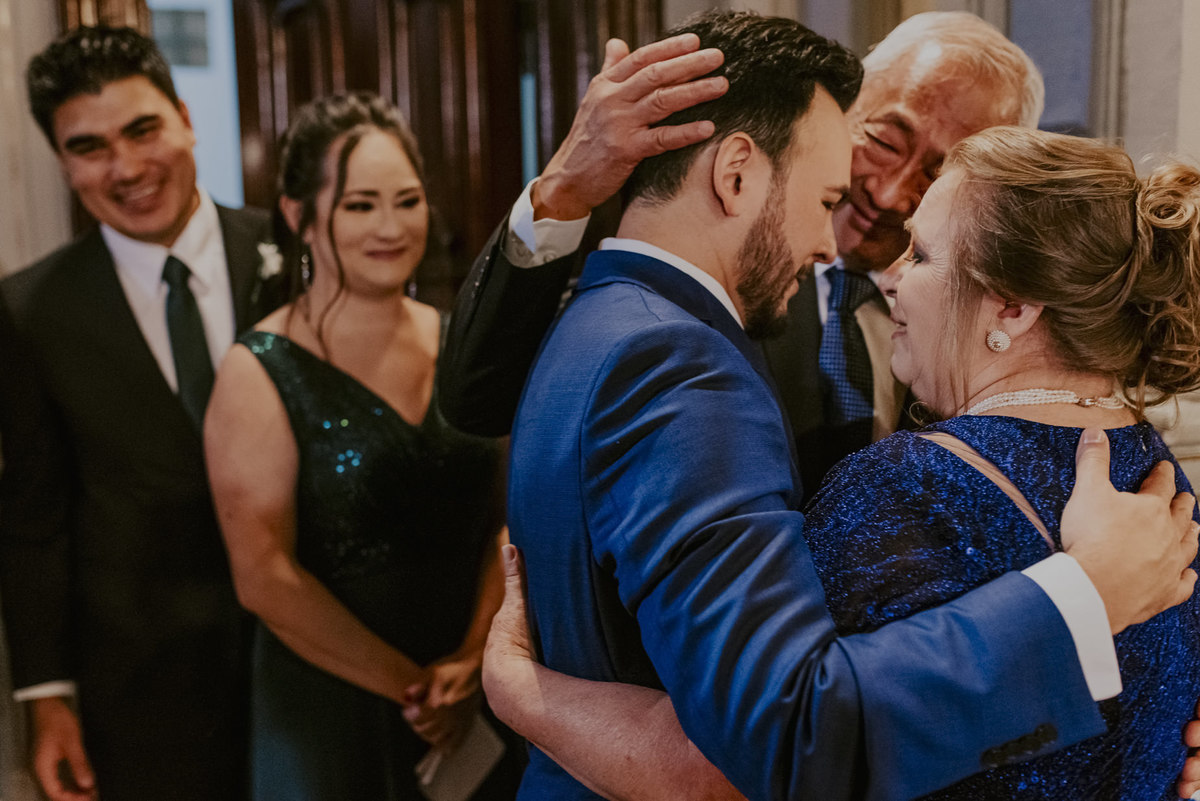 mais abraços e carinho durante o encerramento da cerimônia de casamento na capela da puc 