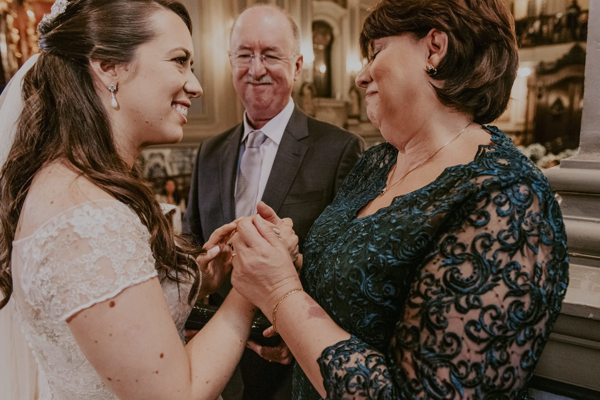 carinhoretratado em forma de fotografia é o que busca o fotografo daniel okuyama com seus registros únicos e espontâneos