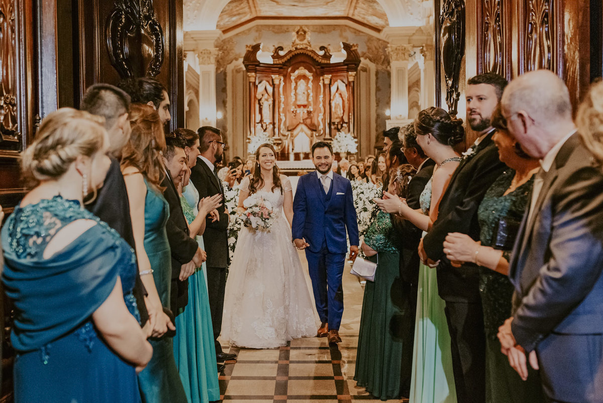 a saida dos noivos é um momento muito especila realizado o casamento e o matrimonio perante a igreja e a Deus na capela imaculada coração de maria capela da puc sp 