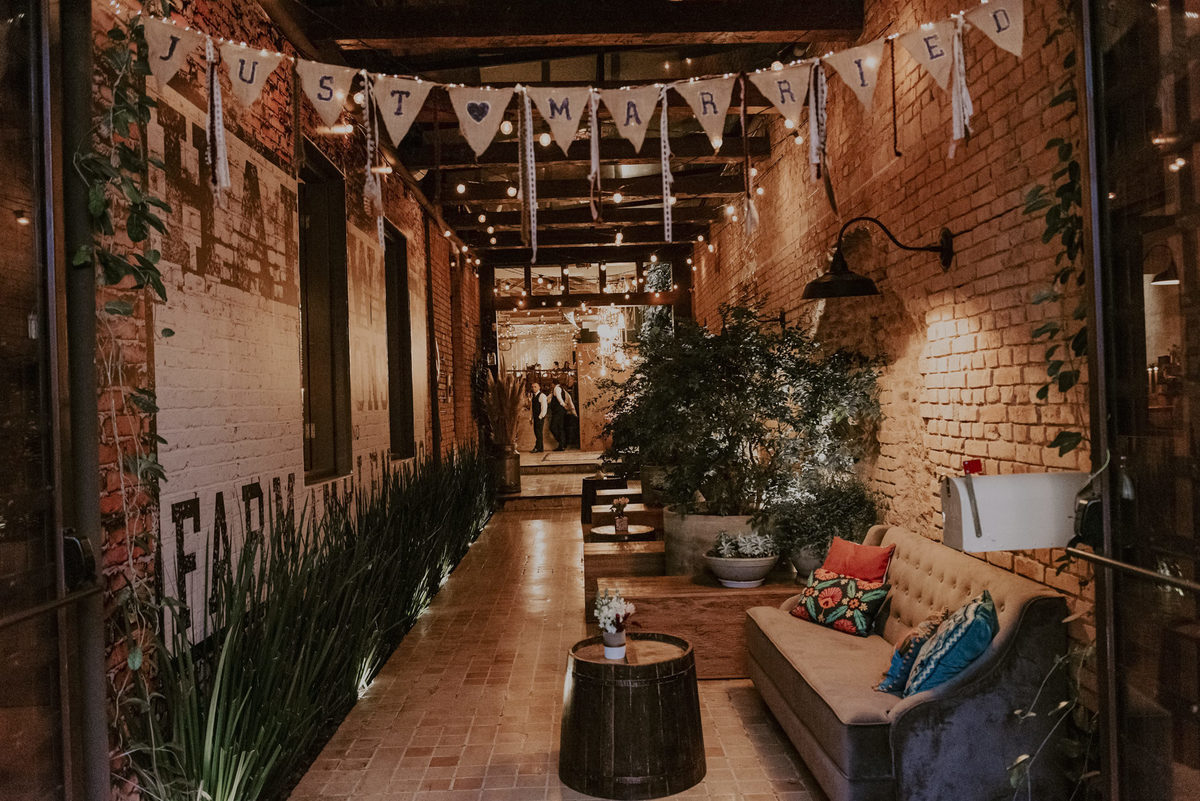 a excepcional entreda do espaço para casamentos Celeiro Quintal, com bandeira de just married um clima de aconchego registrado pelo melhor fotógrafo de casamento do Brasil Daniel Okuyama