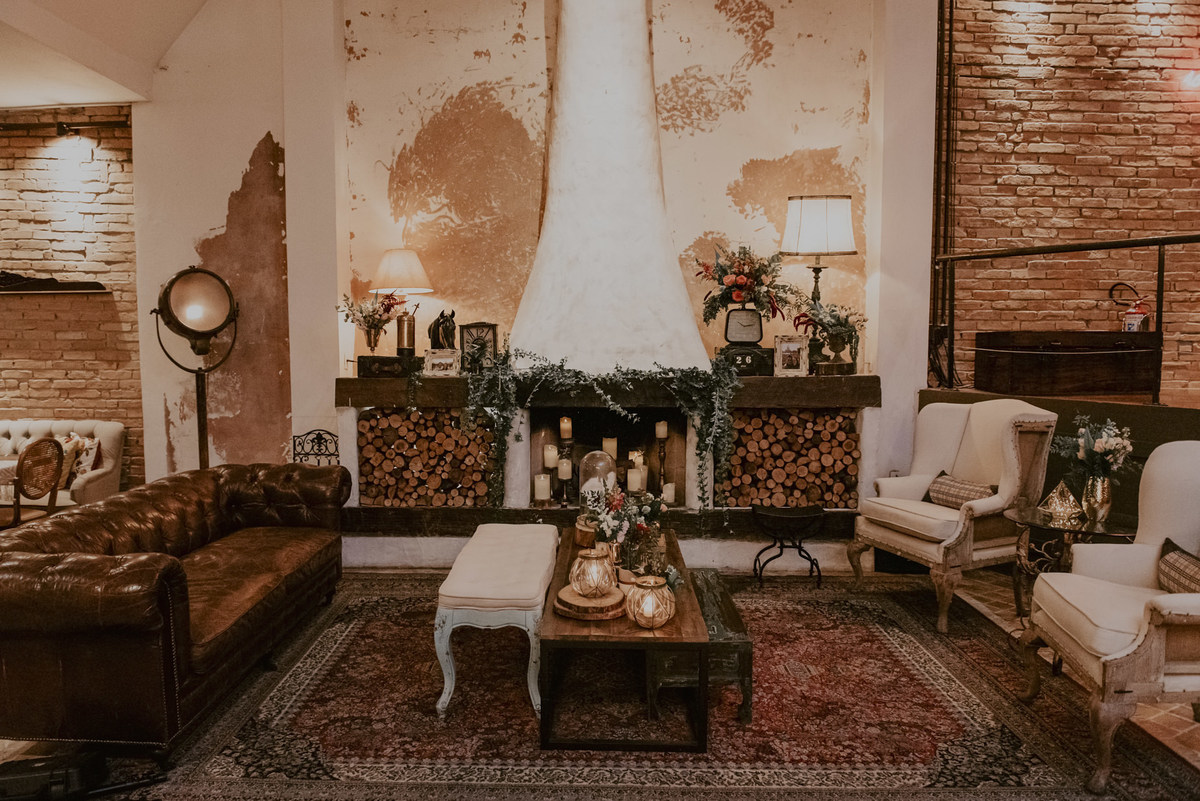 a lareira do Celeiro Quintal é um dos lugares mais aconchegantes dos espaço, onde ficam os convidados que querem relaxar as imagens e fotografia de casamento daniel okuyama