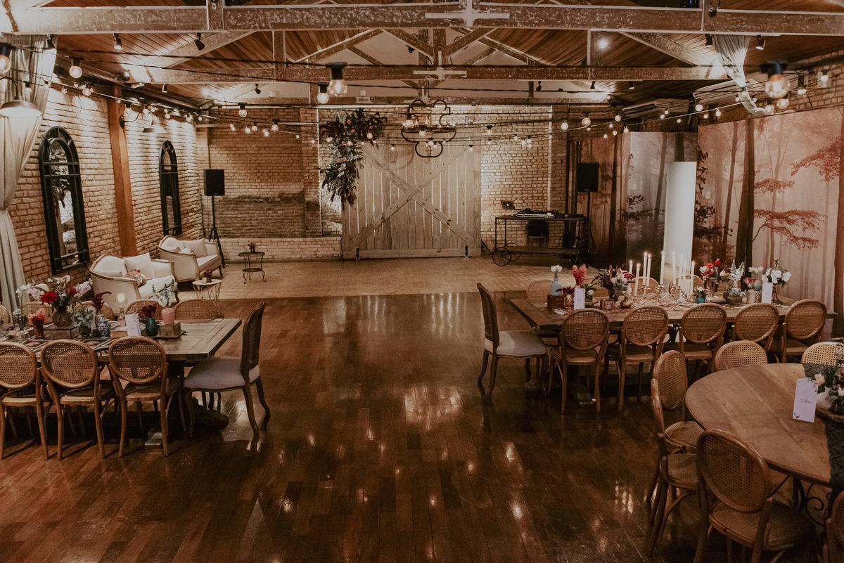 o espaço celeiro quintal torna uma animada pista de dança com luzes para dar um clima ao ambiente do casamento foto de Daniel Okuyama