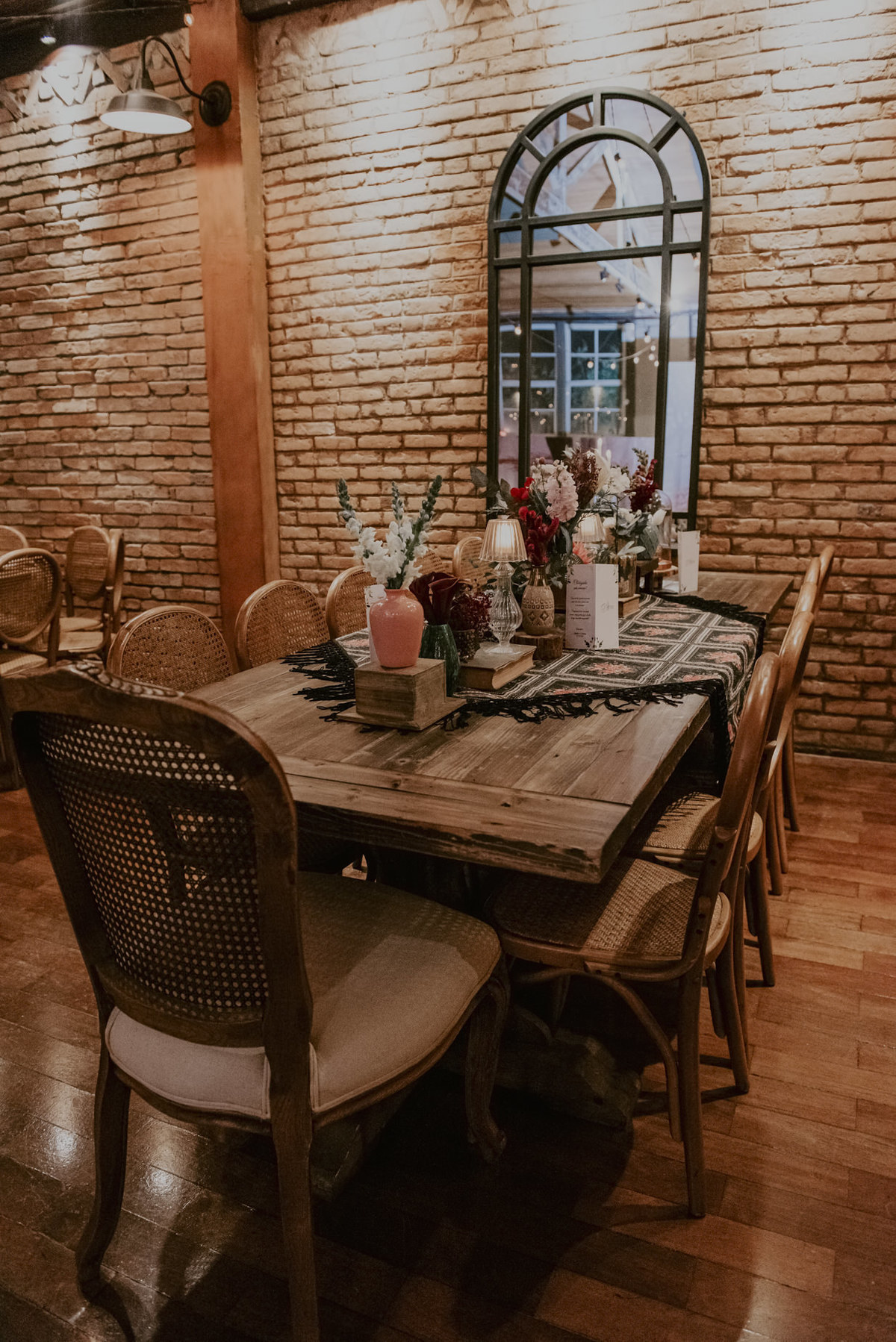 detalhes da decoração do casamento feito pela lamore no celeiro quintal espaco para casamentos em sp