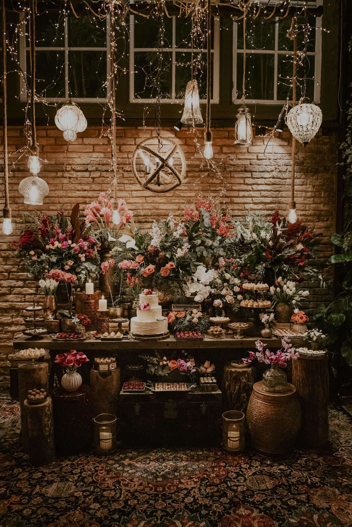 a grande mesa do bolo decorada pela lamore junto com o celeiro quintal é o grande destaque de uma festa de casamento, as cores da decorçaão servem de muita inspiração para os noivos. ainda mais com fotos do melhor fotografo de casamento Daniel Okuyama