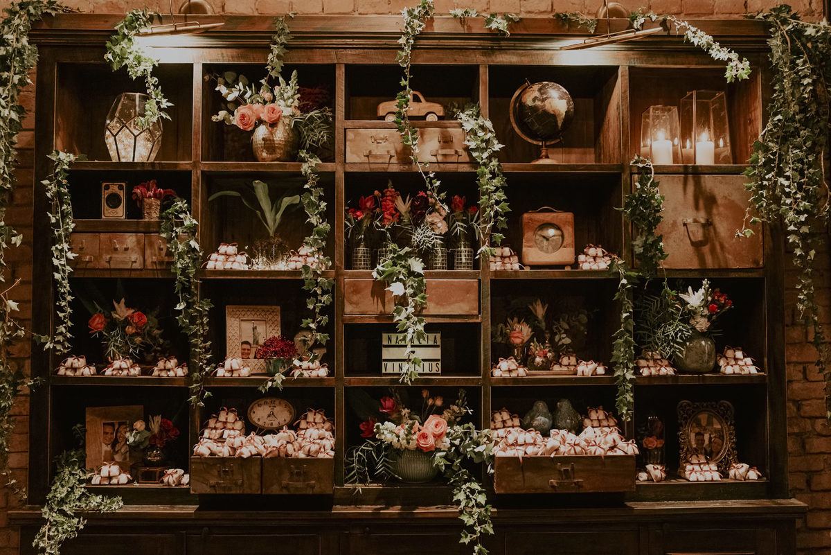 a estante toda decorada em estilo rustico e farm wedding faz parte da decoração e da destaque nas lembrancinhas de casamento 
