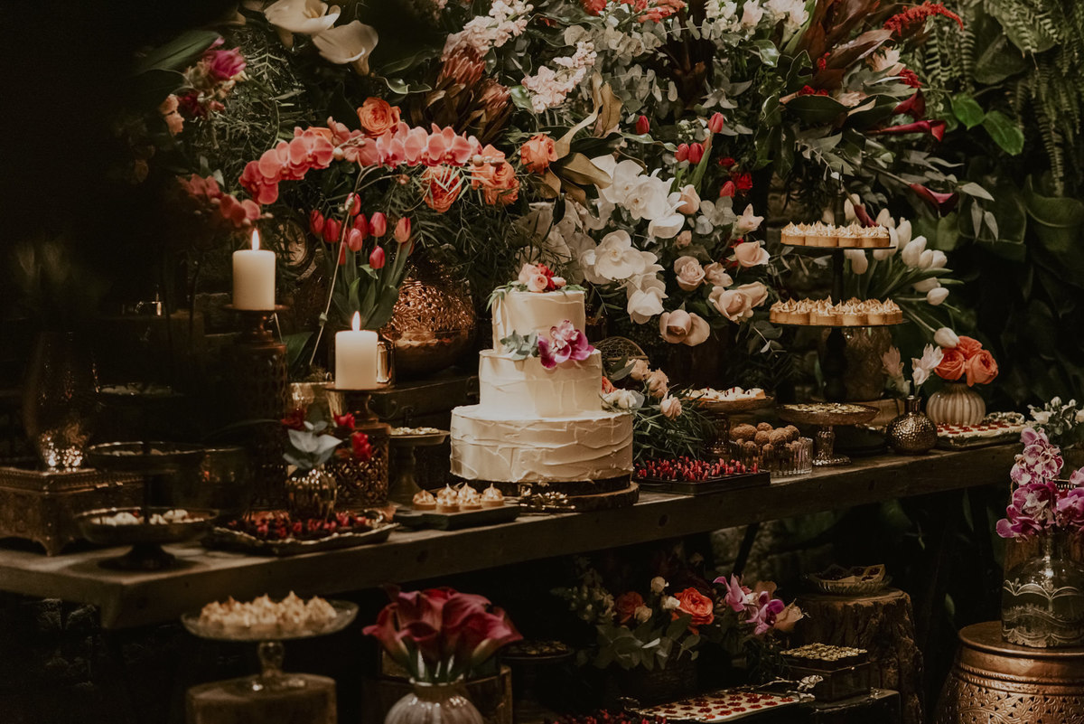 o bolo de casamento é muito querido pelas noivas eles representam a doçura de se casar 