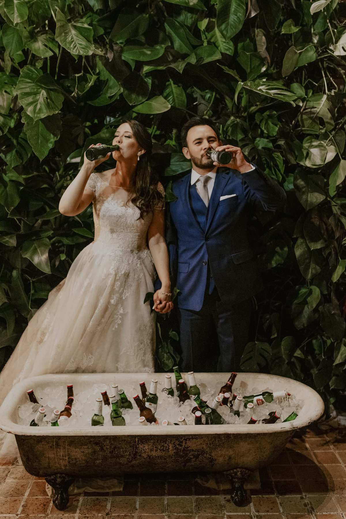 os noivos na banheira de cerveja um detalhe único e moderno para inspirar a decoração do seu casamento. quer inovar no seu casamento, coloque uma banheira antiga e encha de gelo e cerveja para os seus convidados. fotografia  incrível do Daniel Okuyama