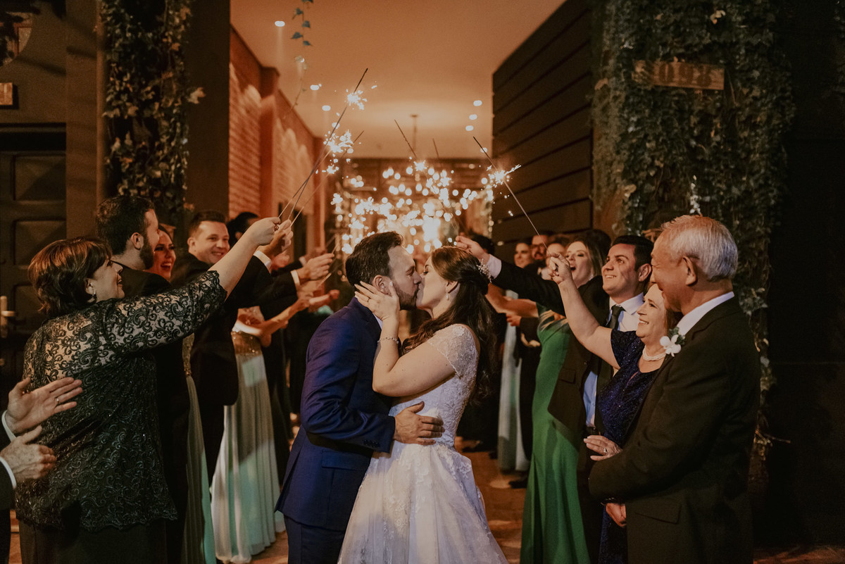 o beijo do noivo e da noiva na entrada do Celeiro Quintal, foto clássica e atemporal do Celeiro Quintal, melhor fotografo de sp Daniel Okuyama