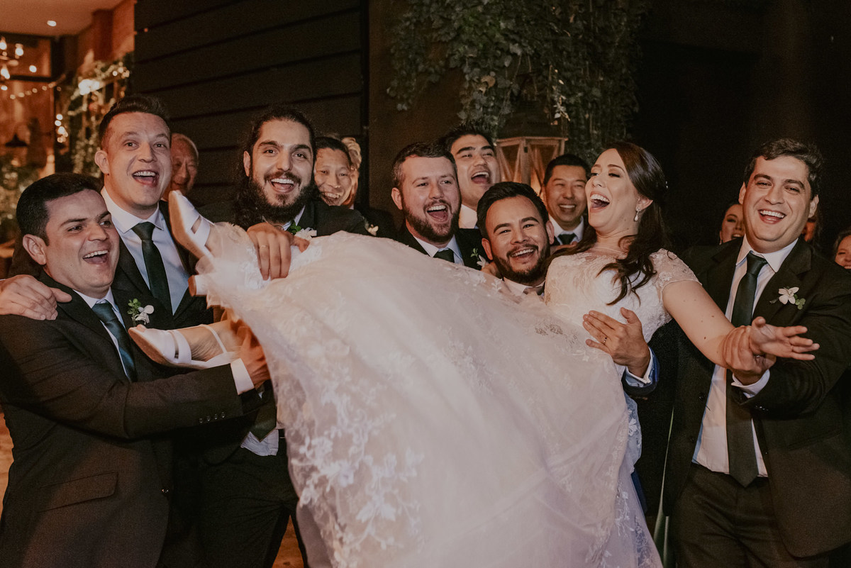 os padrinhos e o noivo seguram a noiva no colo durante a festa de casamento melo fotografo de casamento sp Daniel Okuyama
