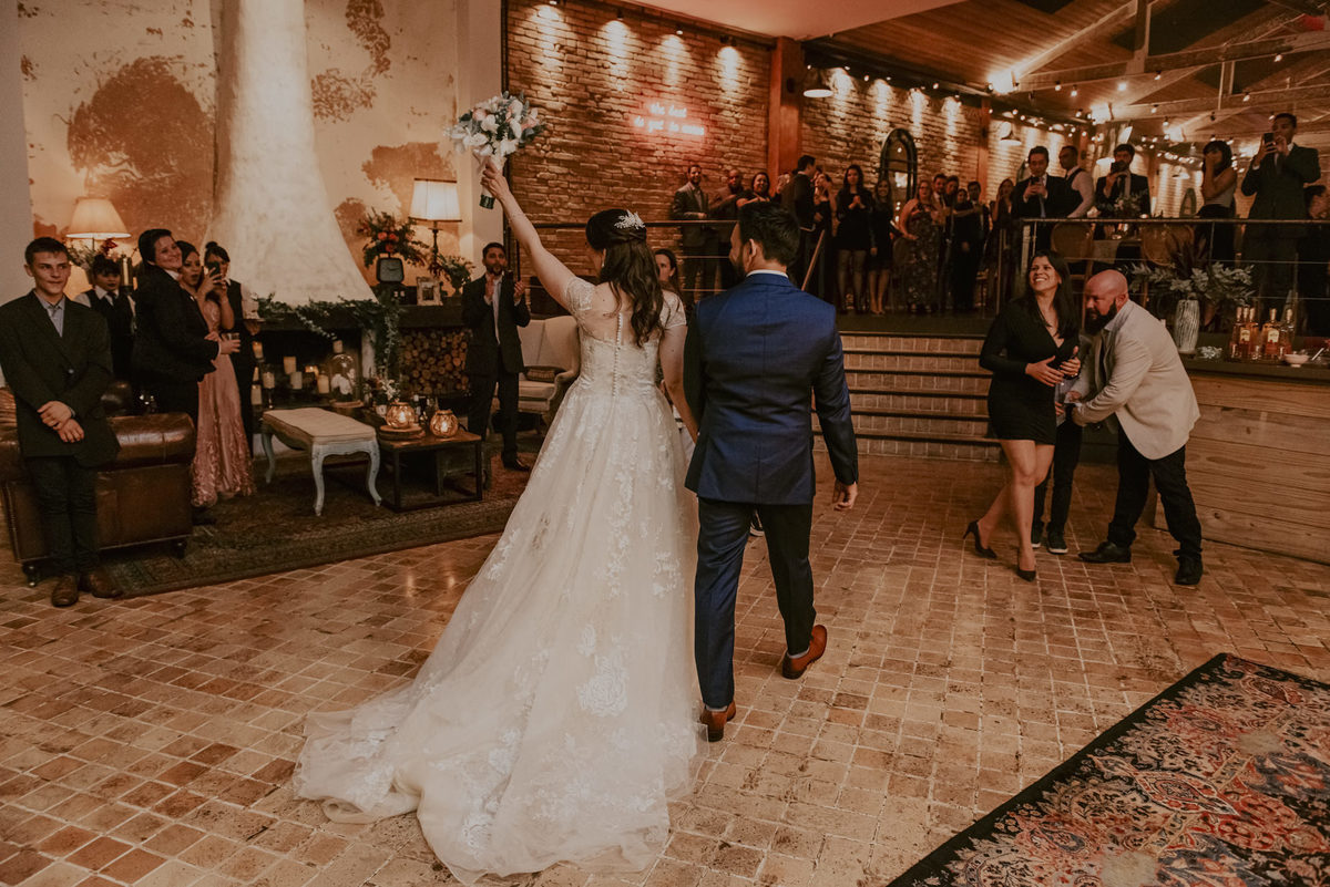 a chegada dos noivos na festa, separe um texto para agradecimento na sua entrada da festa de casamento no Celeiro Quintal, tenha fotos espontaneas do Daniel Okuyama que gosta de fotografia documental de casamento