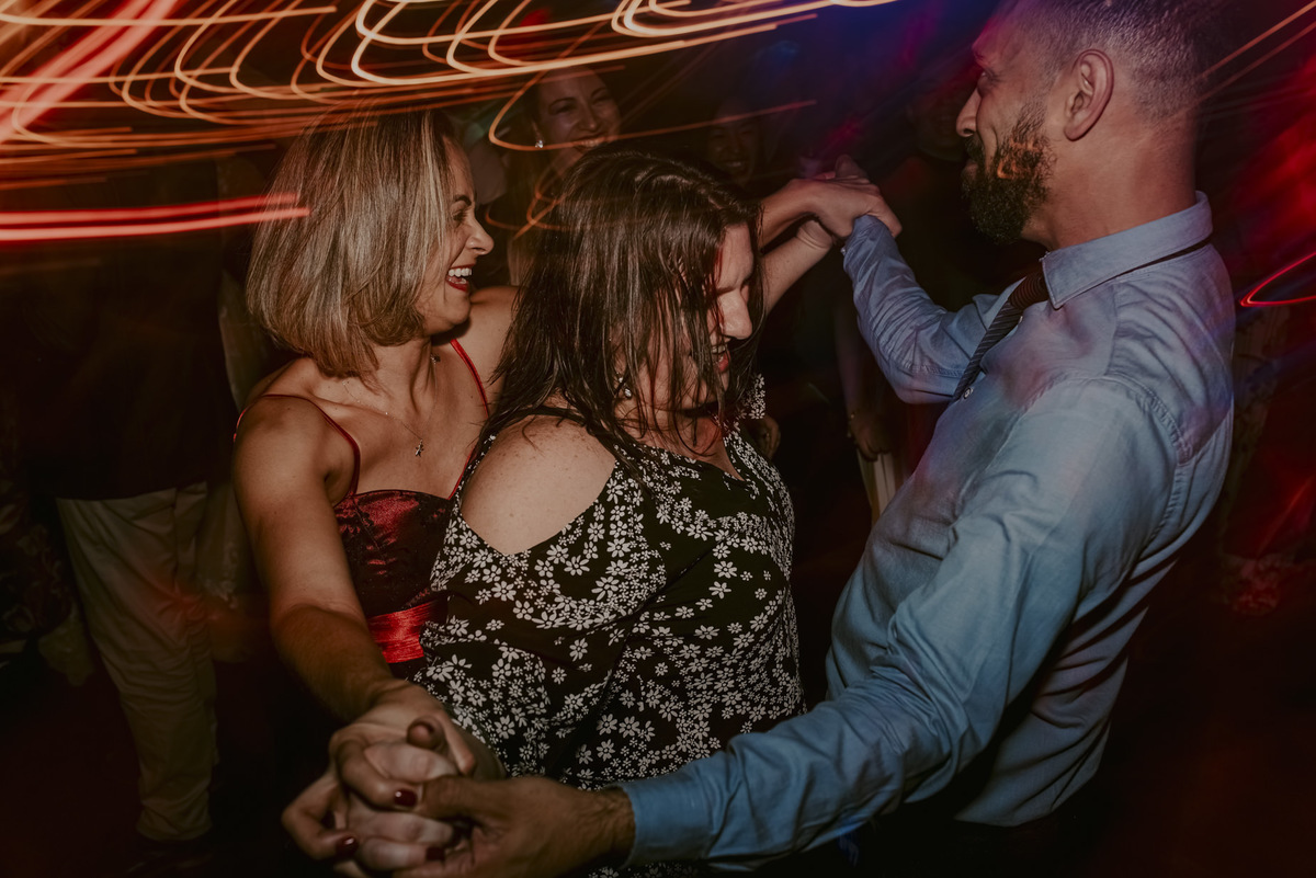 a festa de casamento deve ser muito animada e as fotos ficam mais espontâneas 