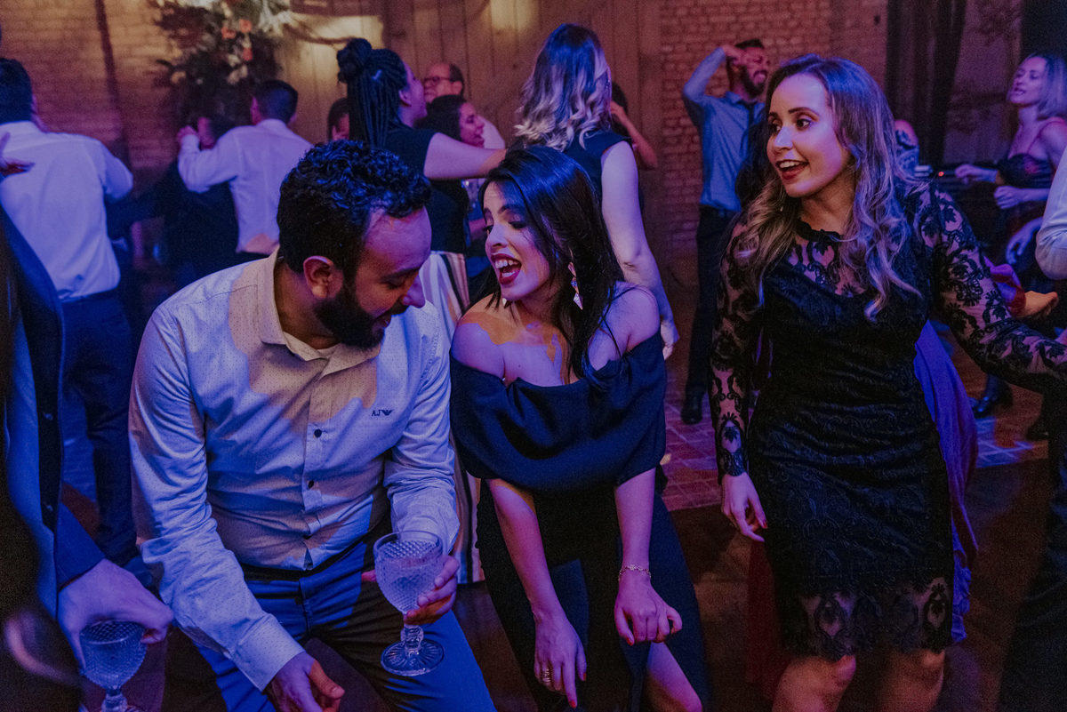 animação total na festa de casamento no espaço de casamento celeiro quintal muito animada com foto do daniel okuyama 