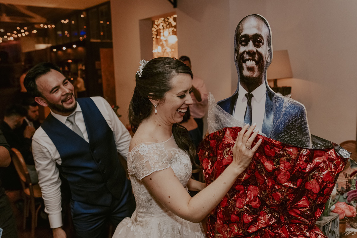 a noiva se divertindo muito e sorrindo feliz com a realização de um sonho que foi seu casamento no celeiro quintal