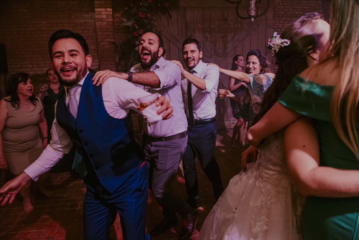 os noivos cantando e dançando muito na festa do casamento, fotos muito espontâneas  do fotografo de casamento sp daniel okuyama