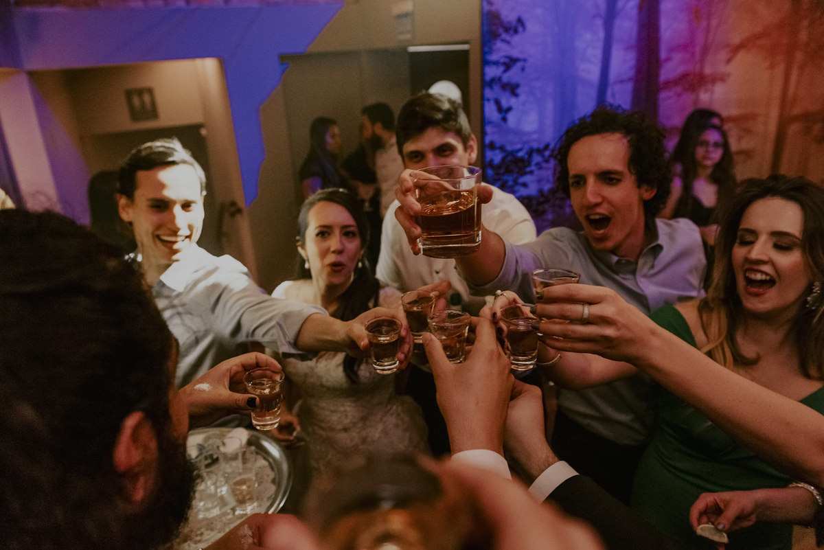 um brinde com os noivos na festa muito animada do casamento no celeiro quintal fotografo de casamento sp 