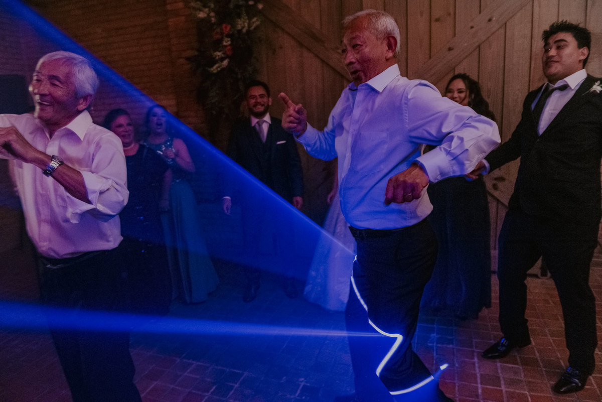 o pai e o avô do noivo se divertindo muito nabalada do casamento fotos unicas de lembranças da festa dos sonhos de um casamento realizado em SP fotografo de casamento sp
